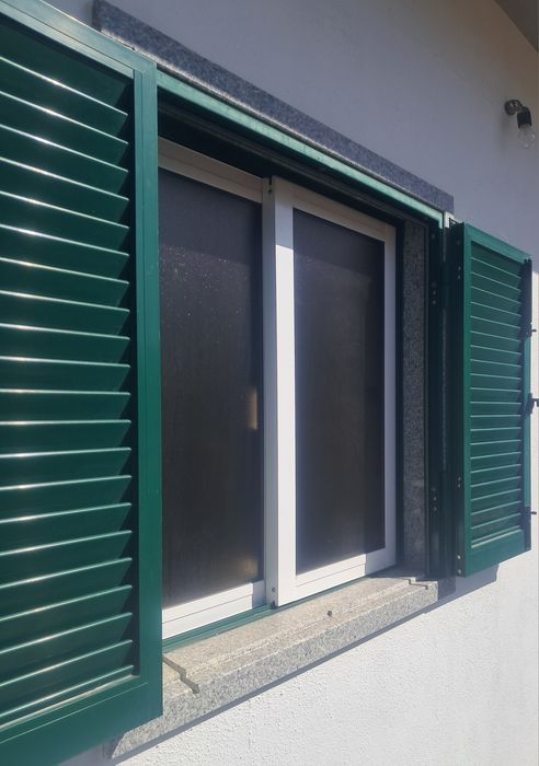 Vendo Porta entrada principal, Janelas , Portadas de Sacada   com vidro duplo e  aros e portadasexteriores, tudo alumínio.