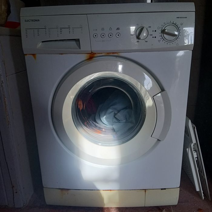 Máquina de lavar e frigorífico