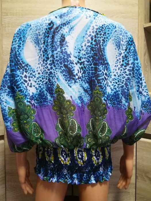 Блузки женские лёгкие, разные.