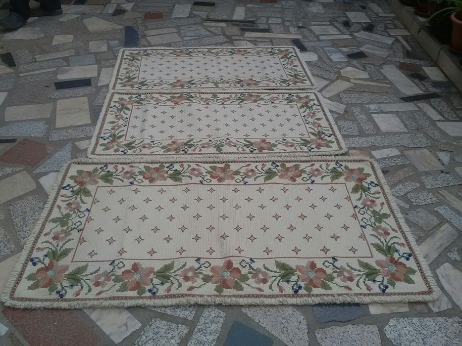 Quatro conjuntos de três tapetoes arraiolos para quarto novos