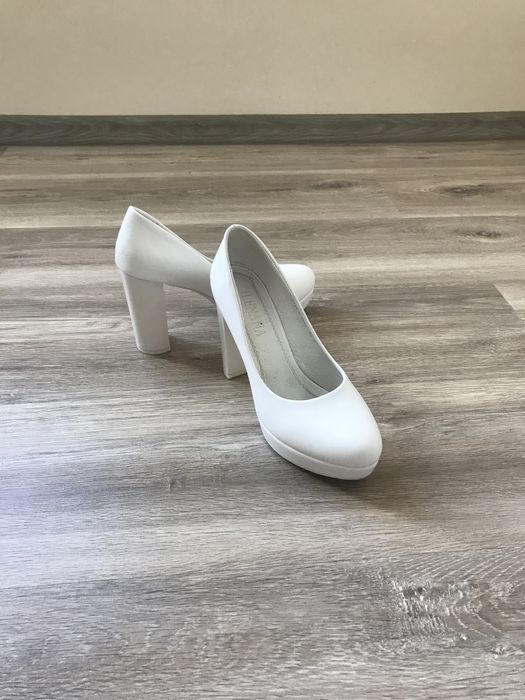 Шкіряні туфлі білого кольору 39 р. ТОРГ