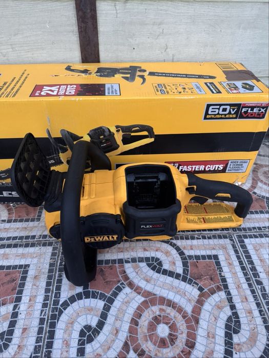 Пила цепочна Dewalt DCCS670B