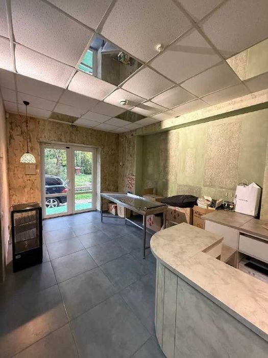 Комерційне приміщення в Богородчанах попри дорогу.