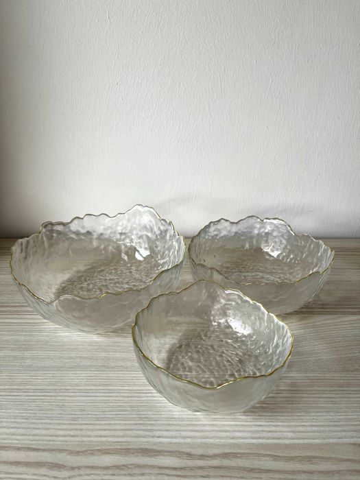 Ekskluzywne salaterki szklane z złotym rantem — zestaw 3 sztuk