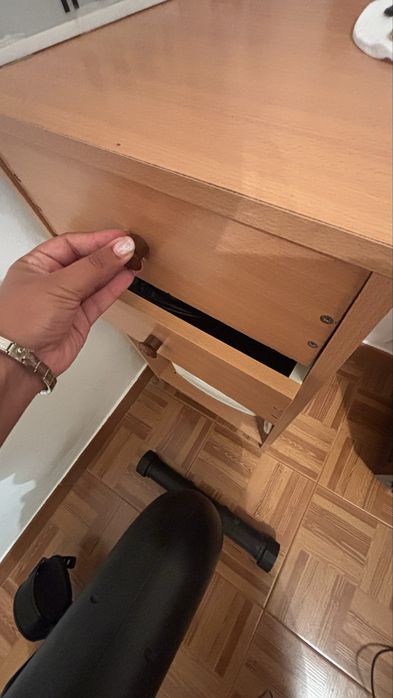 mesa de cabeceira em madeira