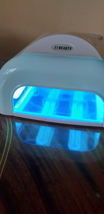 Lampa UV do utwardzania lakieru hybrydowego i żelowego na paznokciach