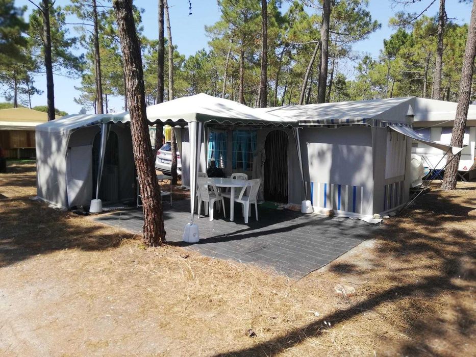 Caravana média multifuncional, com avançado rígido e cozinha