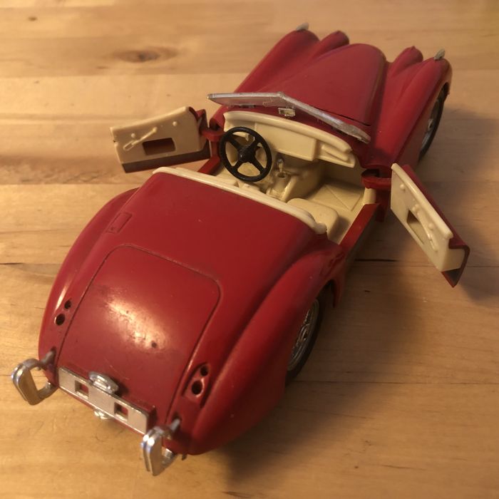 Jaguar xk220 da Burago escala 1/24