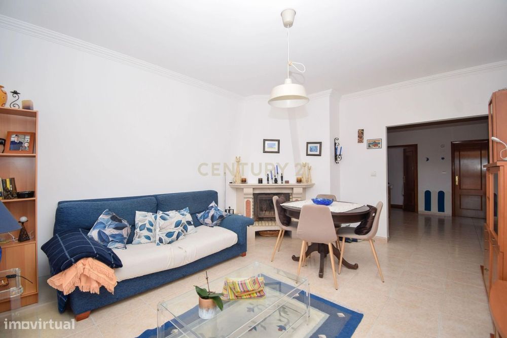 Apartamento T3, com 107 m² de área útil, estúdio musical com 40 m² e g