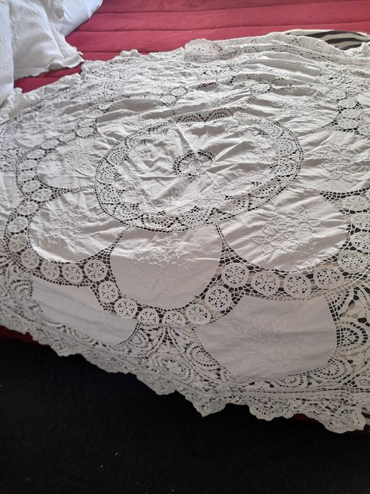 Toalha bordada á mão redonda