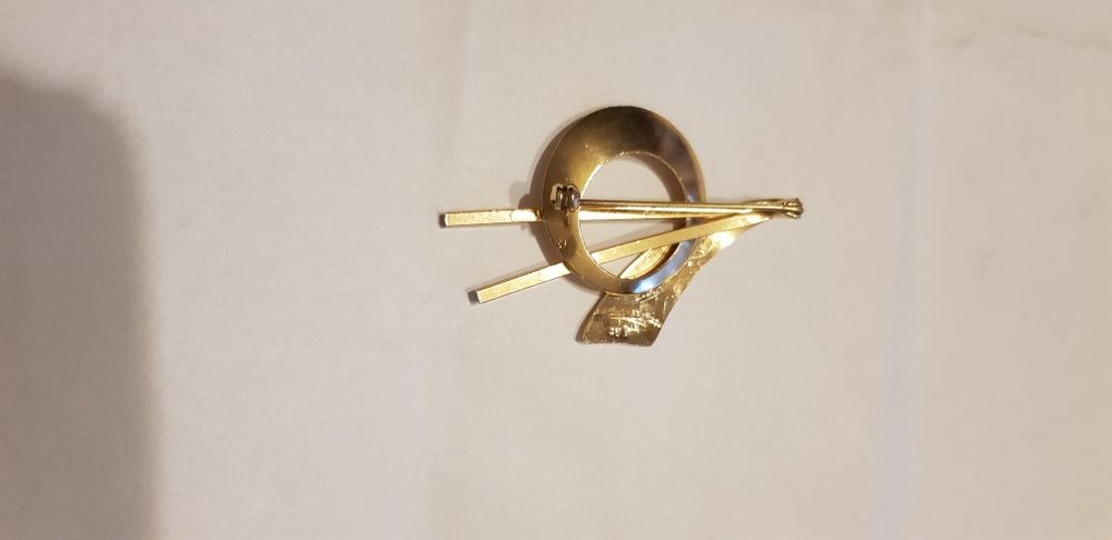 Piękna i unikatowa broszka w kolorze złotym .