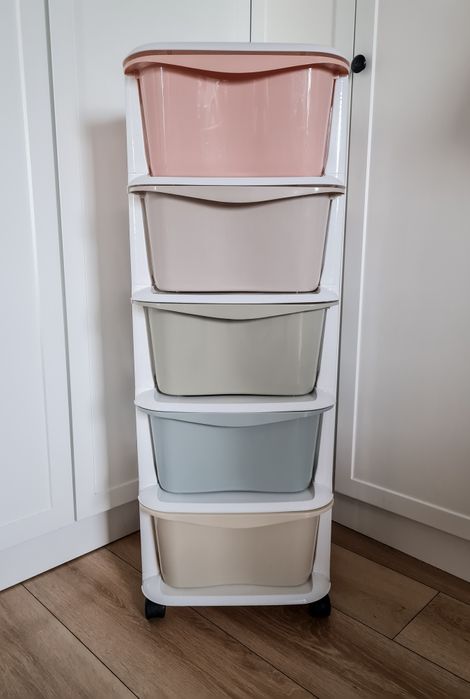 Kolorowy Regał z Plastikowymi Pojemnikami na Kółkach Szuflady