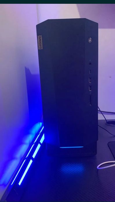 Um pc gamer com rato e teclado