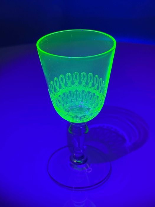Antyczny kielich ze szkła uranowego – secesja – świeci w UV