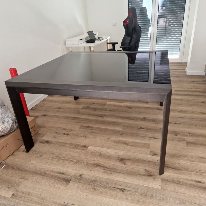 Mesa de madeira e vidro