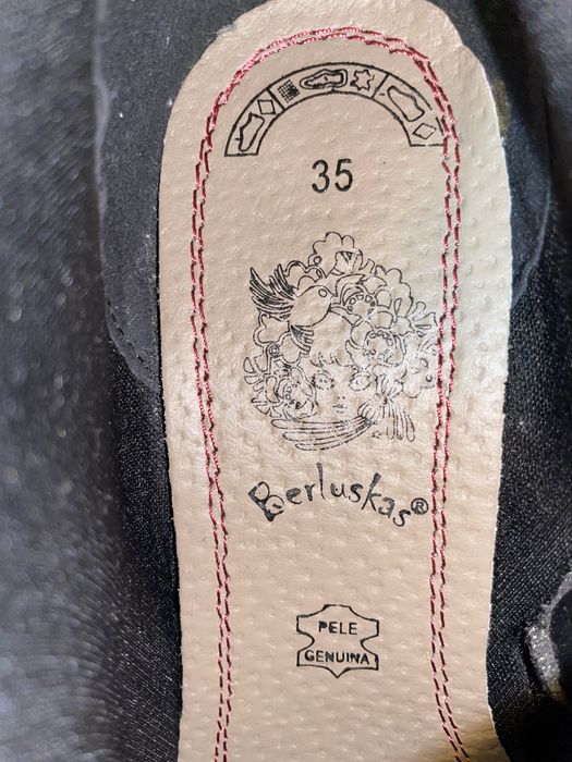 Botins em pele de cor preta