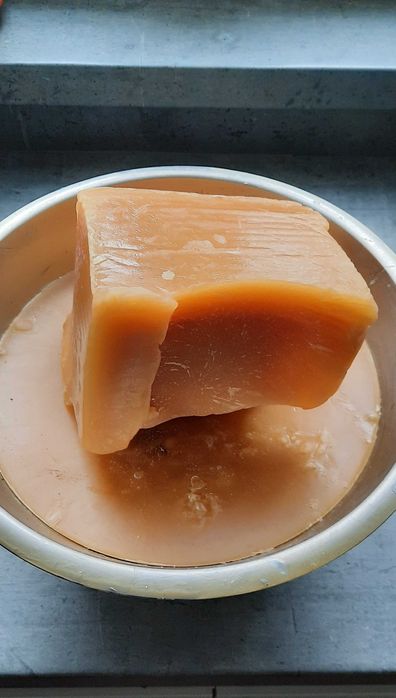 Wosk serowarski do powlekania serów.