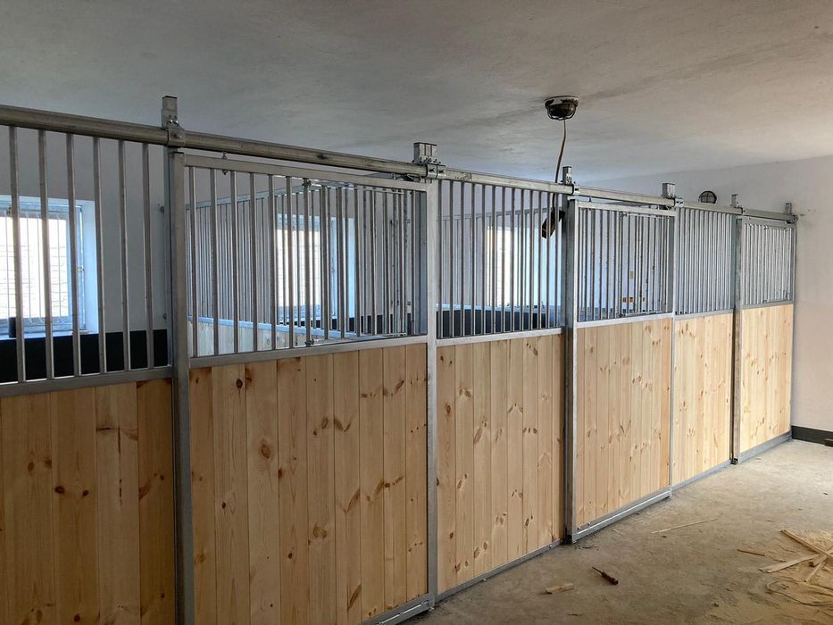 Boks dla konia, front boksu do stajni, boksy dla koni, stajnia fasada