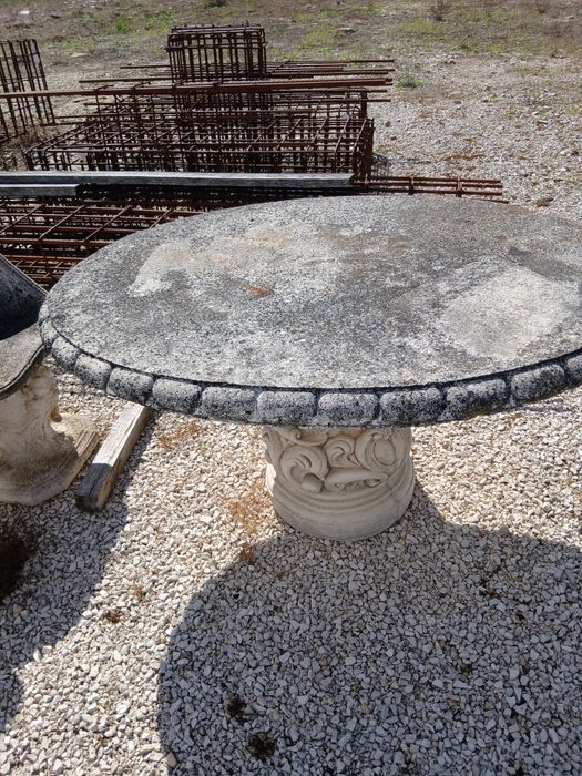 Dois caldeirões e uma mesa de pedra cimento