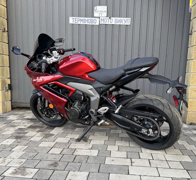 Triumph Daytona 660 доставка обмін