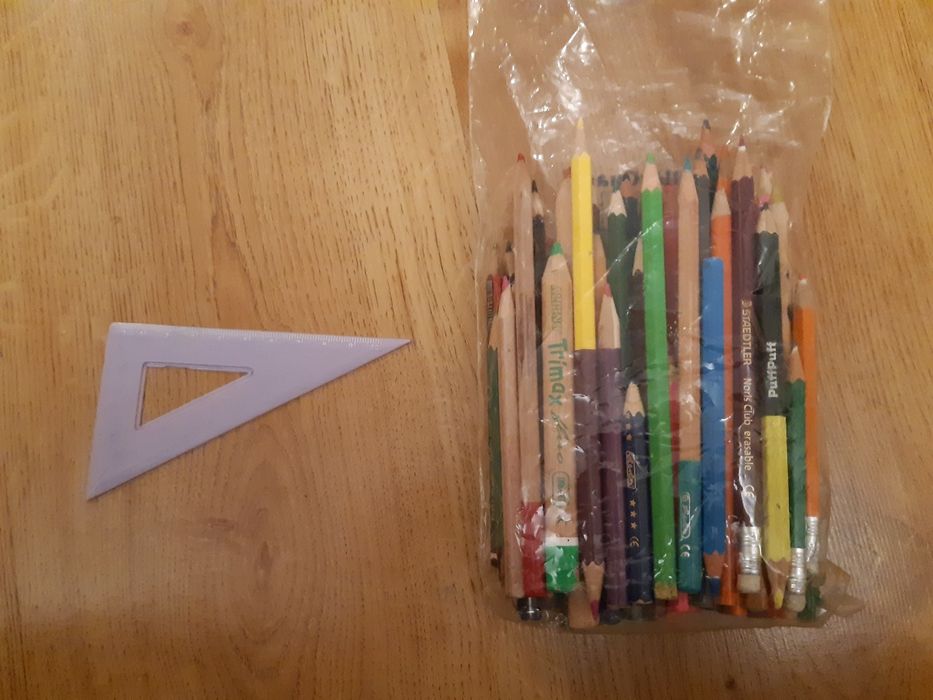 Przybory szkolne Pisaki kredki Ekierka ołówki