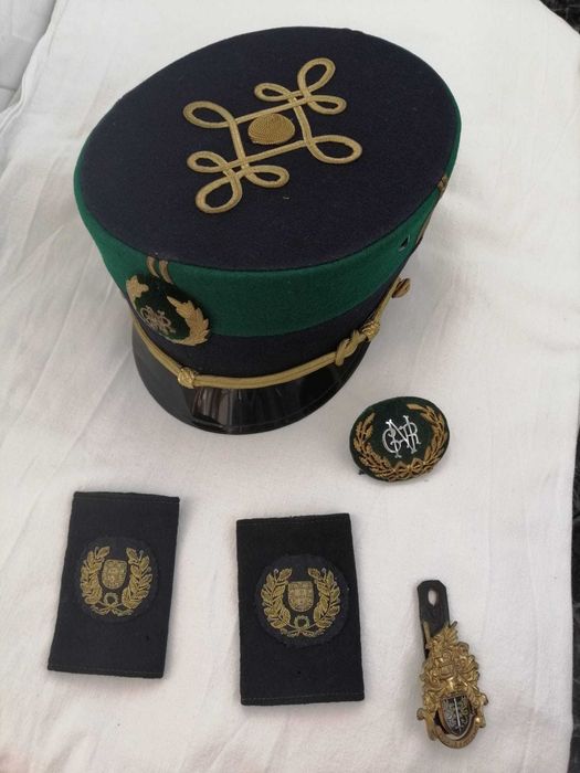 Lote com barrete de grande uniforme da GNR, miniatura de protocolo e insígnias