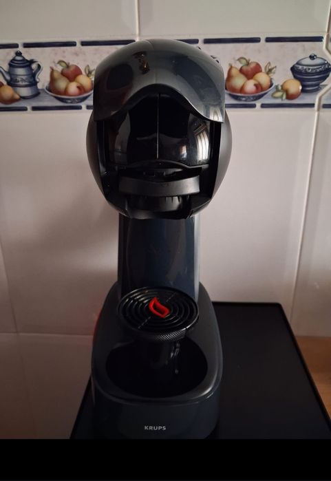 Maquina de café Krups Dolce Gusto Infinissima e base suporte para cápsulas