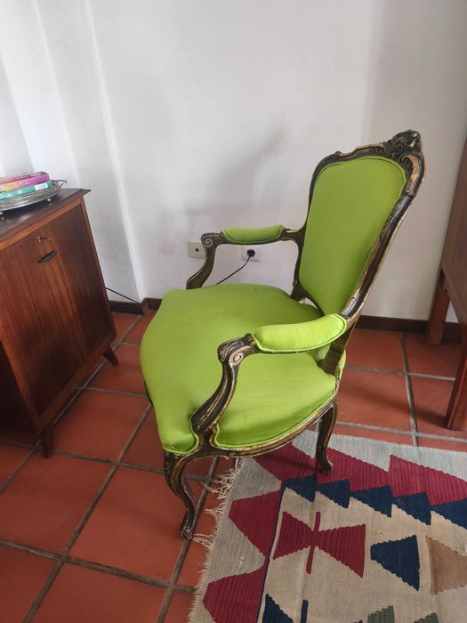 Cadeirão antigo de braços