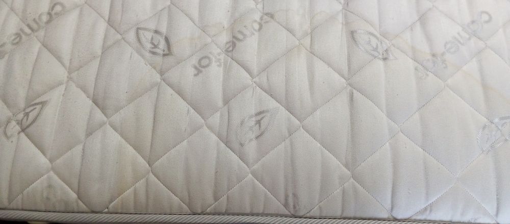 Продам 2 односпальные кровати с матрасом б/у