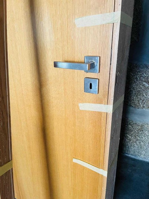 Porta de madeira de carvalho maciça e aro