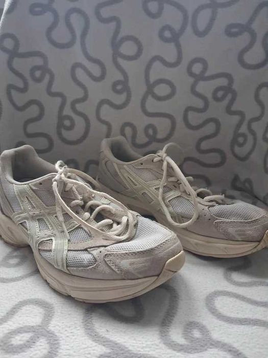 Buty sportowe Asics 40.5 – beżowo-białe, wygodne i przewiewne