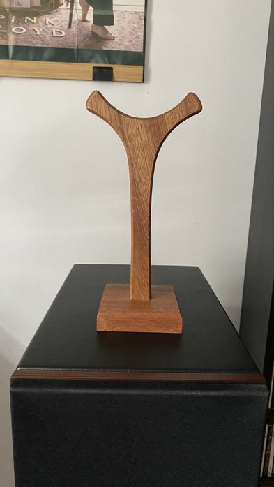 Stojak na słuchawki MAHOŃ pomysł na prezent