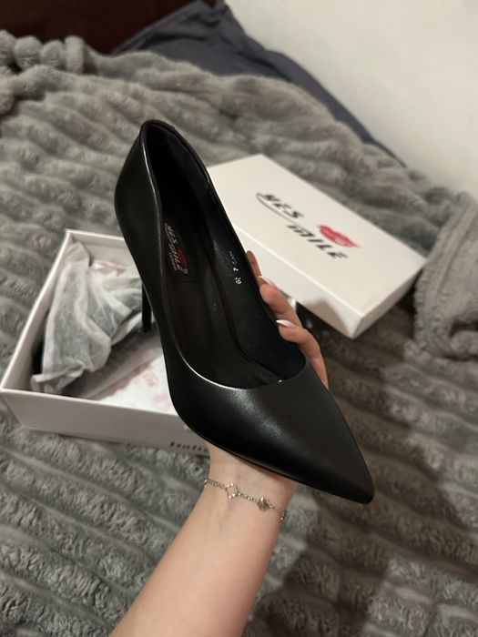 Чорні туфлі на каблуку