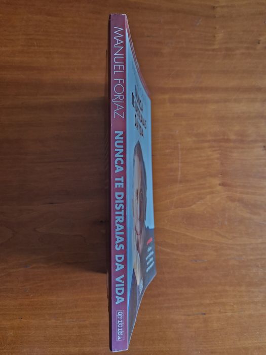 Livro biográfico"Nunca te distraias da vida", de Manuel Forjaz