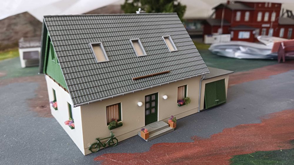 Dom wolnostojący z garażem Auhagen 11454 H0 skala 1:87