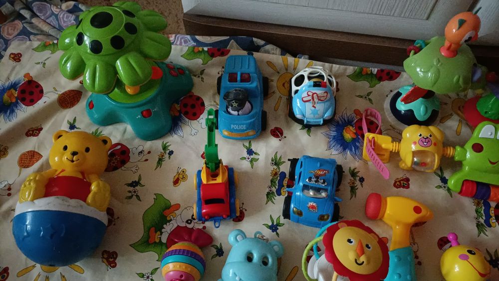 Продам музыкальную   игрушку  для малышей.