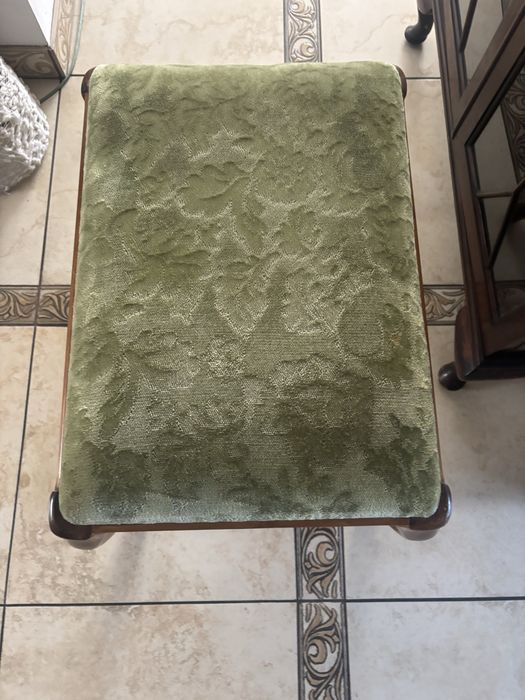 Stylowy podnóżek pufa