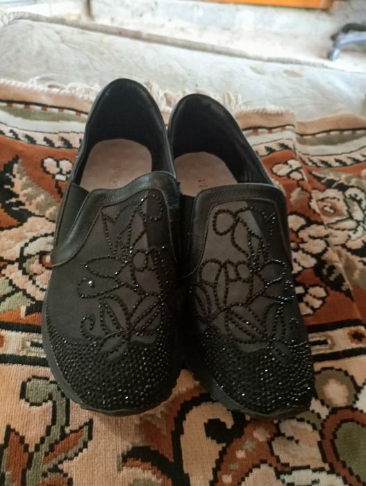 Продам женские кроссовки 36р