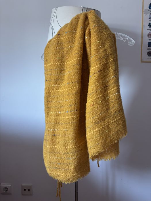 Cachecol amarelo com brilhos e franjas