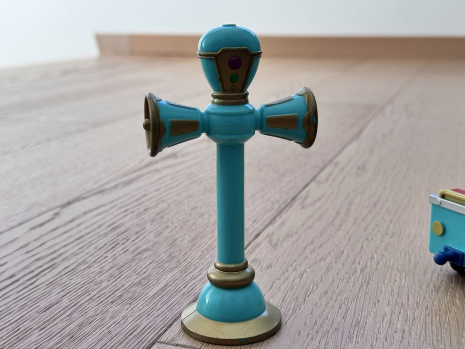 Stacyjkowo tory wagon i znak