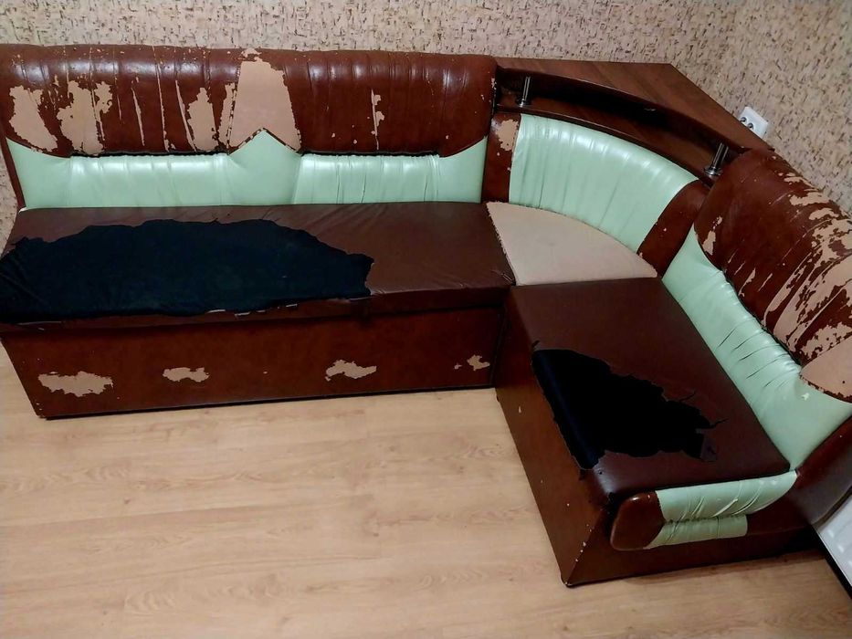 Большой кухонный уголок с полкой раскладной 130х200