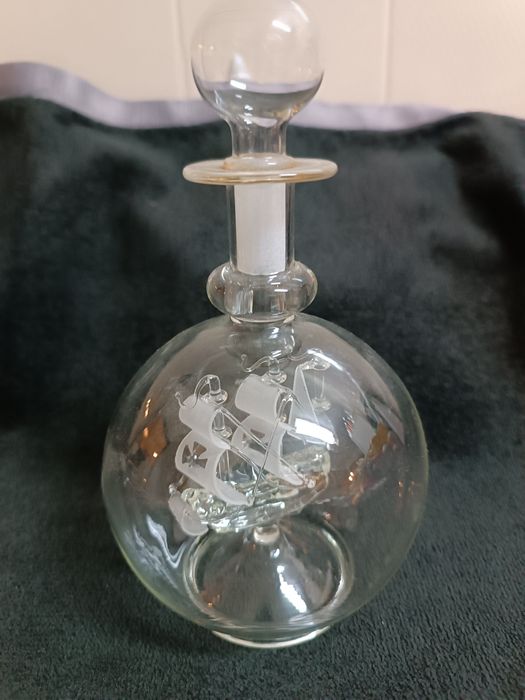 3 garrafas com navios dentro