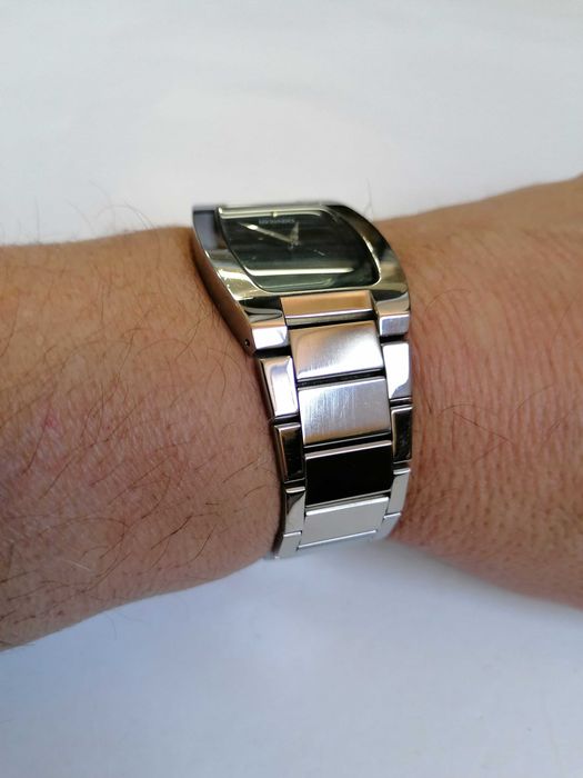 Zegarek męski z napisem MOVADO