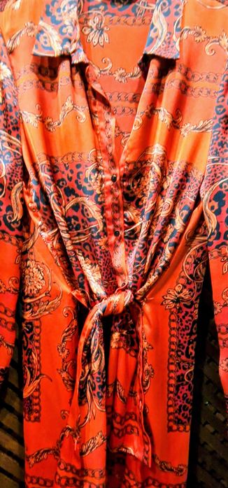 Túnica da Zara, vermelha com estampagem de flores