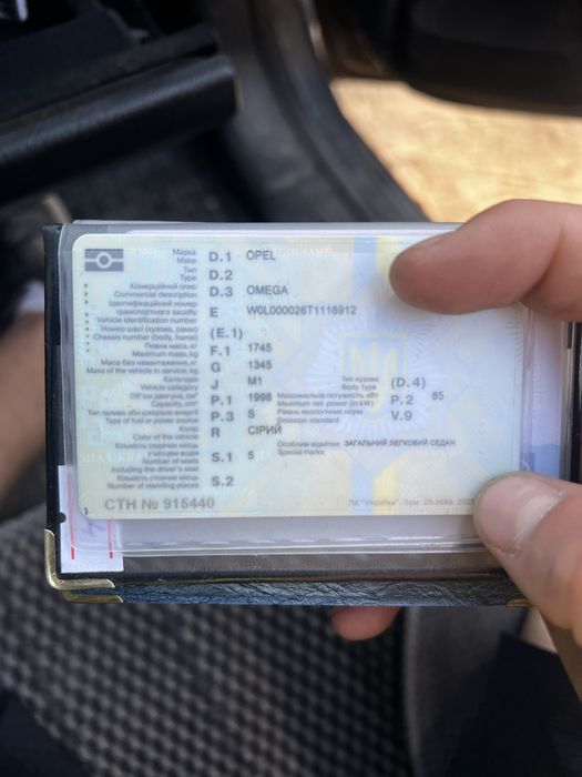 Продам опель омега Б, присутній торг біля капоту.