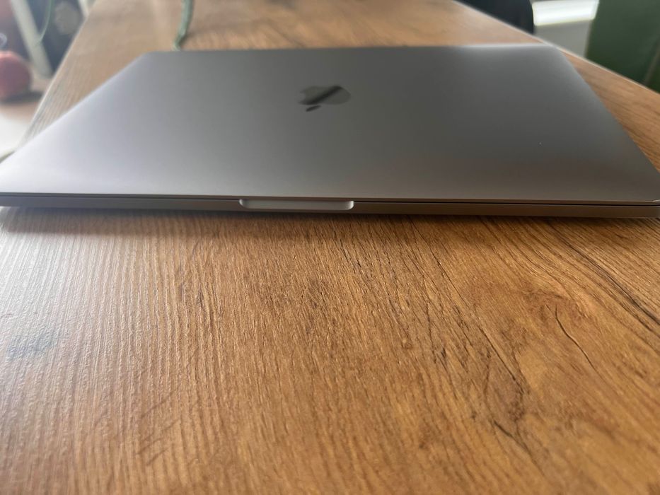 MacBook Pro 13", v2017r., 3,1GHz Intel I5, 16GB ram, 256GB, Touch bar