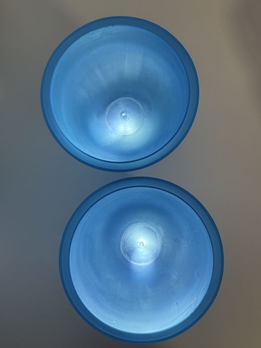 dwie świecące doniczki