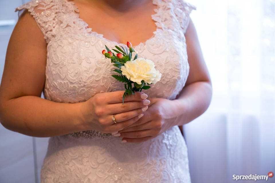 Ślubna sukienka biała