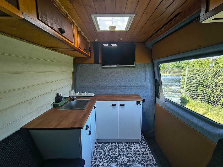 Kampervan z panelami słonecznymi Mercedes Sprinter