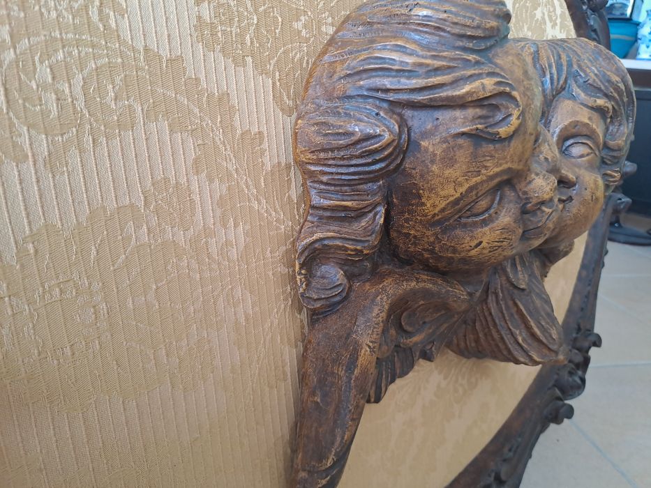 Quadro grande e antigo com relevo